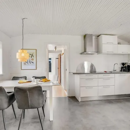 Annastasia - 400m From The Sea By Interhome בית נופש Bøtø By